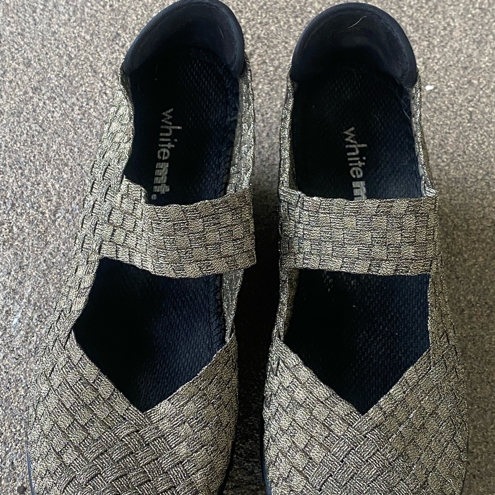 White mountain shoes size 6 color black and gold